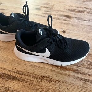 nike sneakers black
